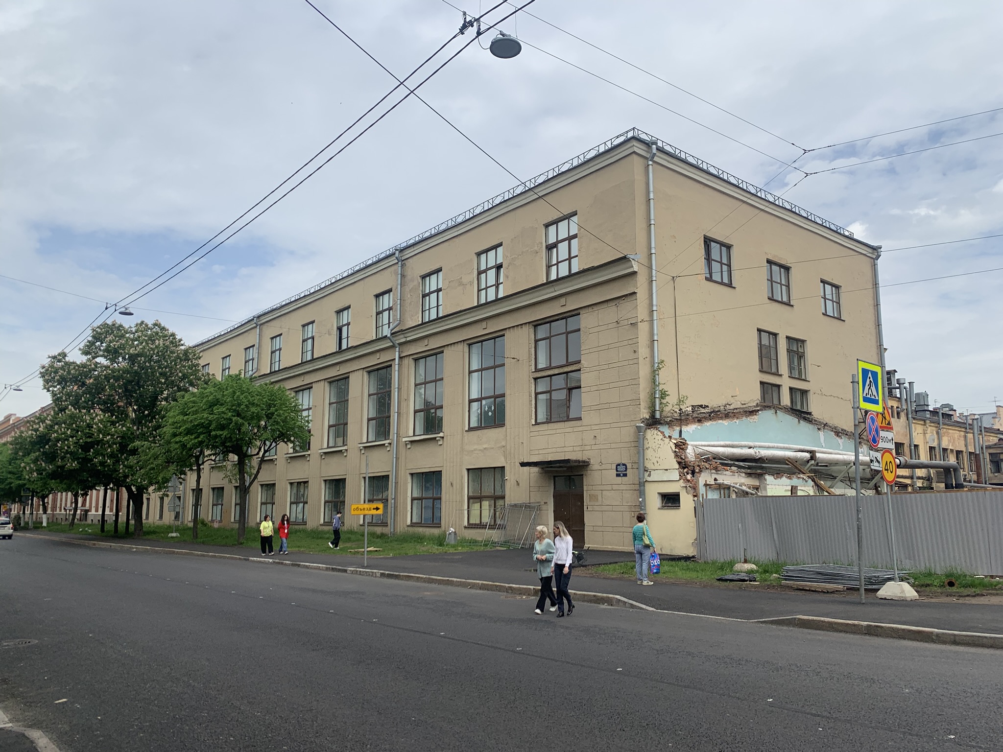 Здание 5-й фабрики-кухни ЛСПО до начала сноса