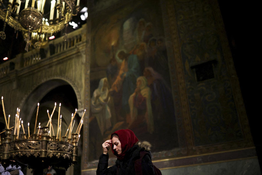 Посетительница мессы в храме Святого Александра Невского в Софии.