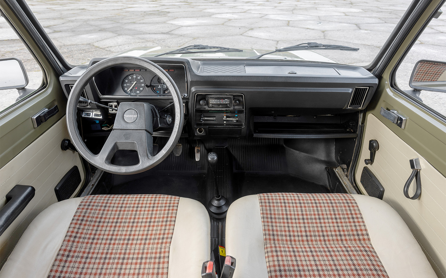 Обратите внимание на петлю вместо дверной ручки справа и на перчаточный отсек под стеклом