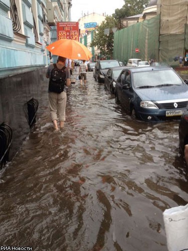 Центр Москвы ушел под воду из-за ливня