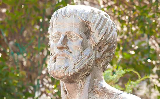 Статуя древнегреческого философа Аристотеля в&nbsp;Греции


