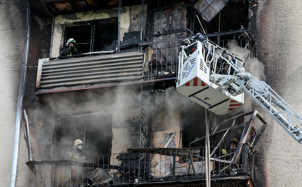 Тушение пожара в жилом&nbsp;доме на Фрунзенской набережной в Москве
