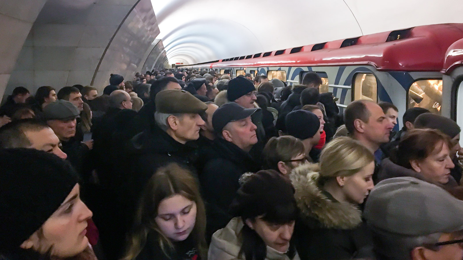 Что сегодня произошло в московском метро. Столпотворение в метро. Столпотворение в Москве. Толпа на салатовой ветке. Час пик на Замоскворецкой линии.