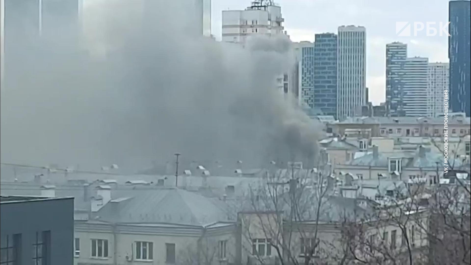 В Москве загорелся жилой дом в Шмитовском проезде