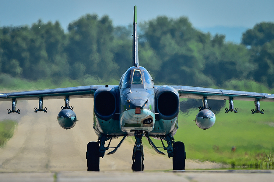 Подготовка к вылету штурмовика Су-25 во время совместных летно-тактических учений истребительной и фронтовой авиации в Приморском крае, 23 июня 2017 года