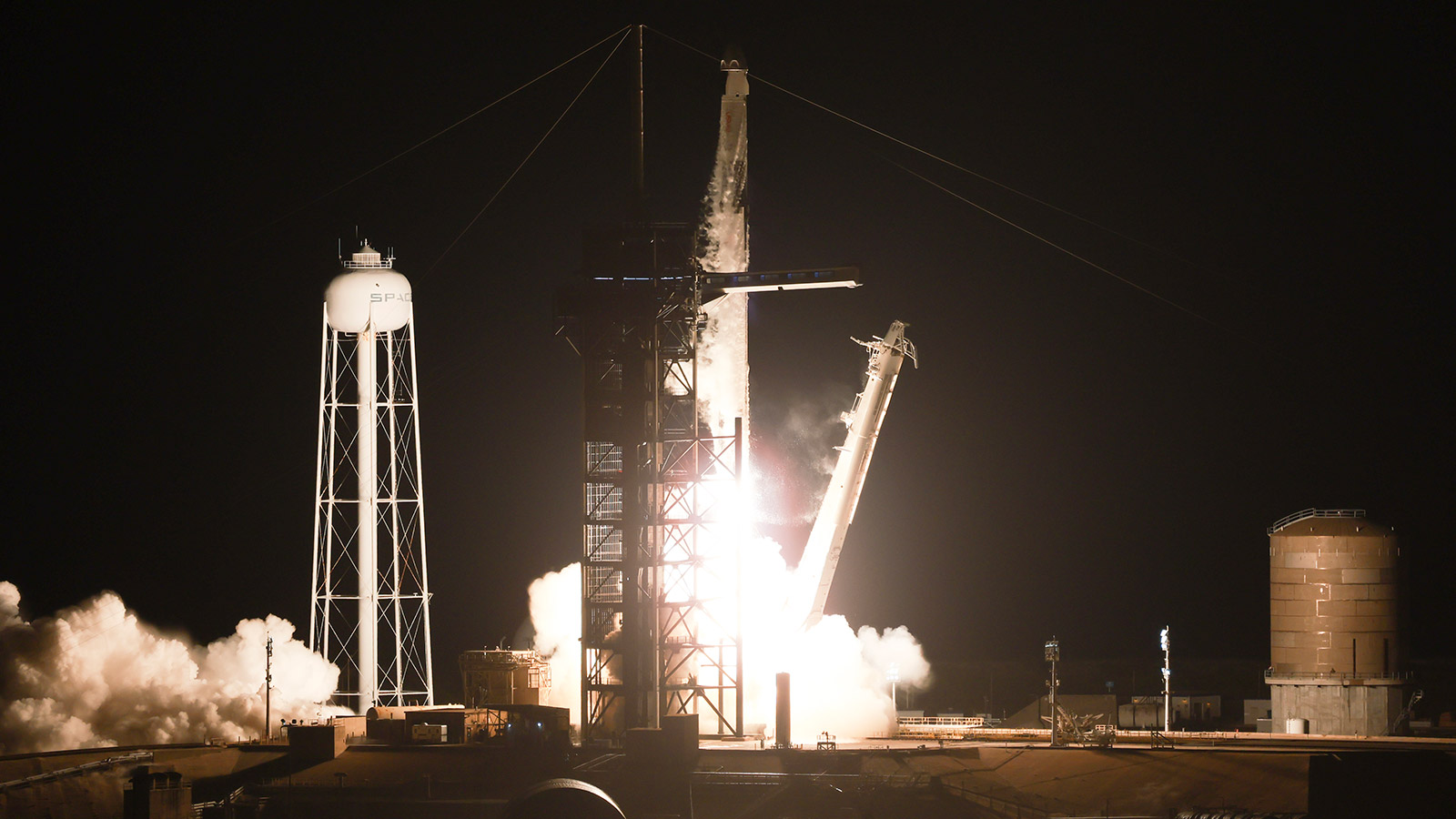 <p>Ракета Falcon 9 с астронавтами миссии Crew-8 стартует с площадки 39А Космического центра Кеннеди на мысе Канаверал во Флориде</p>