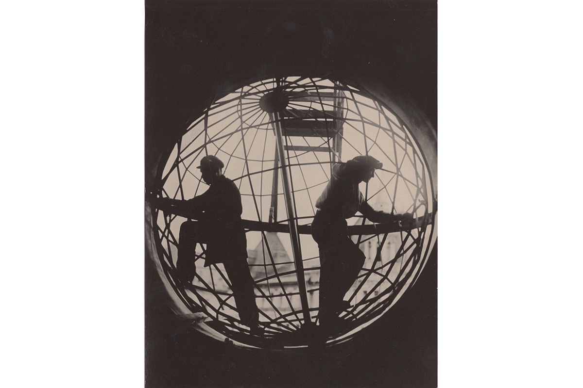 <p>А. Шайхет. Монтаж глобуса на здании Центрального телеграфа в Москве&nbsp;</p>