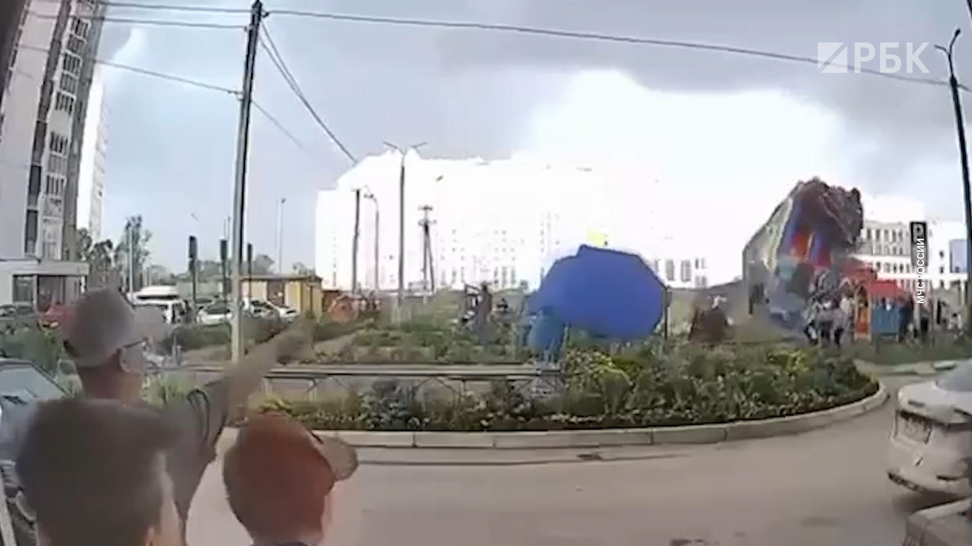 Надувной батут с детьми опрокинулся из-за мощного ветра в Уфе