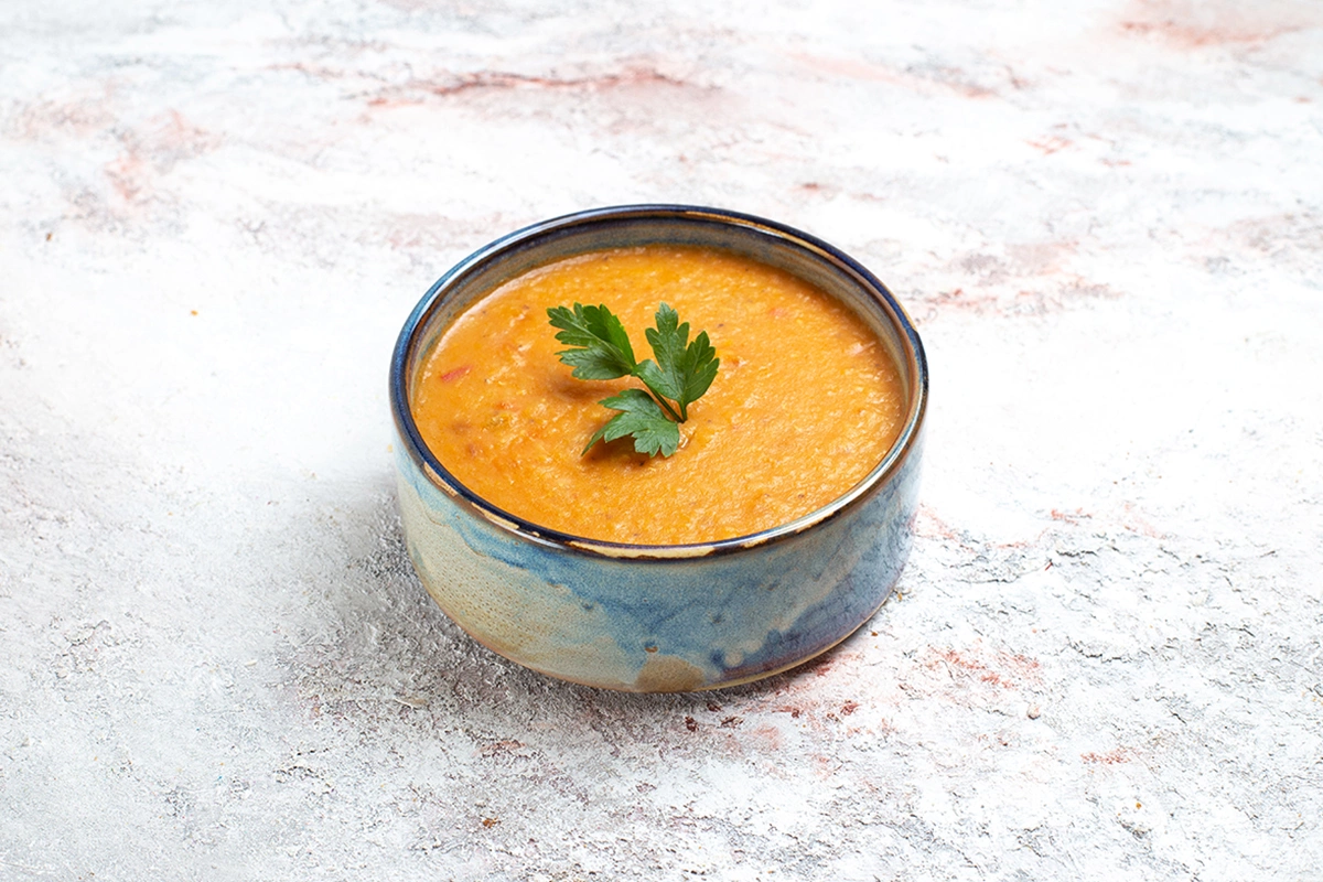 Горячие супы давно вышли за рамки банального «бульона с лапшой» — сегодня это про долгое томление, насыщенный вкус и яркие акценты: от харчо до финской ухи