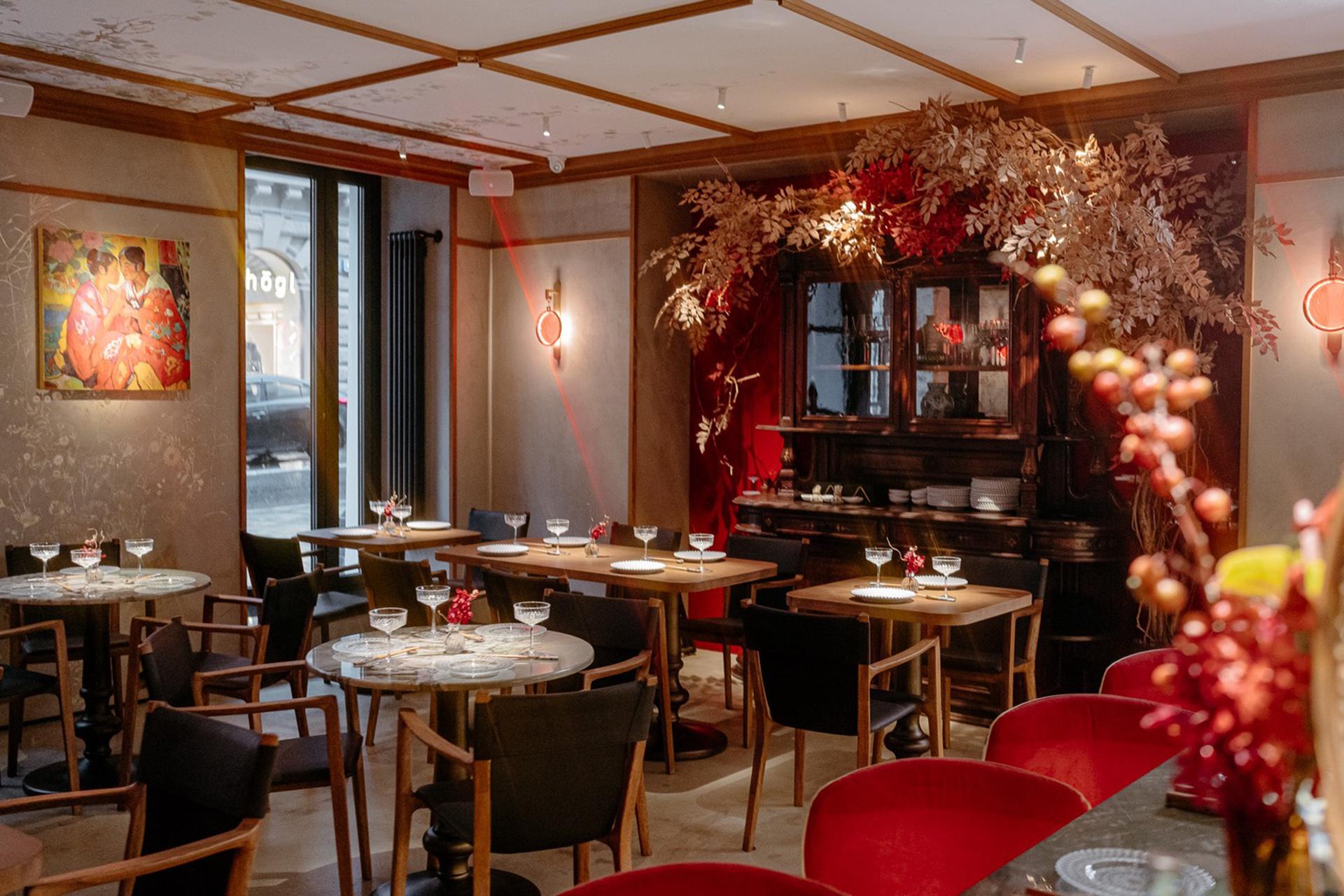 Интерьер ресторана Oshi Izakaya Emperor