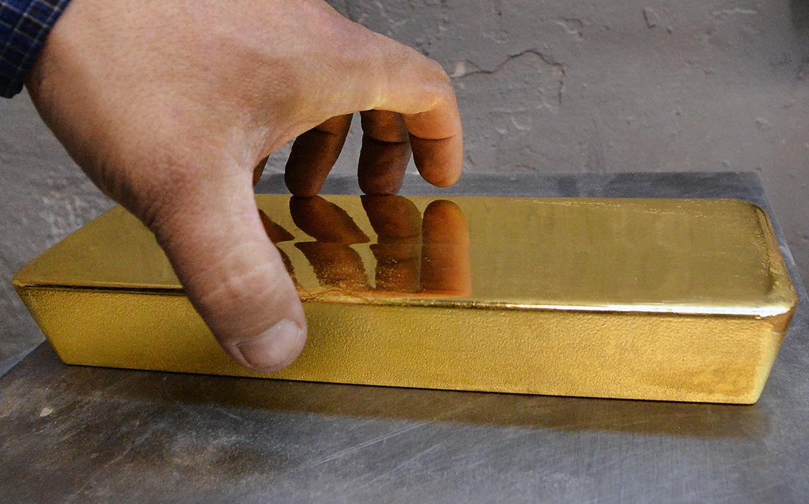 Золотые резервы России впервые превысили $300 млрд