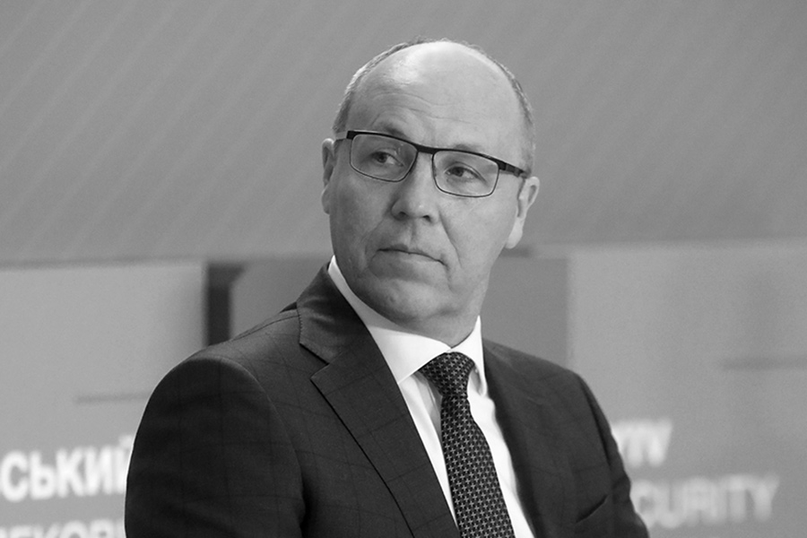 30 августа во Львове убили бывшего спикера Верховной рады Украины, активного участника &laquo;оранжевой революции&raquo; и Евромайдана Андрея Парубия. Переодетый в курьера преступник несколько раз выстрелил в политика и скрылся на электровелосипеде. Парубий умер до приезда медиков.

По обвинению в убийстве спустя несколько дней арестовали 52-летнего Михаила Сцельникова. Мужчина признал вину, объяснив свои действия &laquo;местью украинской власти&raquo;.

Сцельников настаивал, что действовал по собственной инициативе, и отрицал связь со спецслужбами России. О такой связи заявляла Служба безопасности Украины. Во Львовской областной прокуратуре, под процессуальным руководством которой велось расследование, заявляли, что такой информации у ведомства нет.

Президент Украины Владимир Зеленский посмертно присвоил Парубию звание Героя Украины.

Читать больше