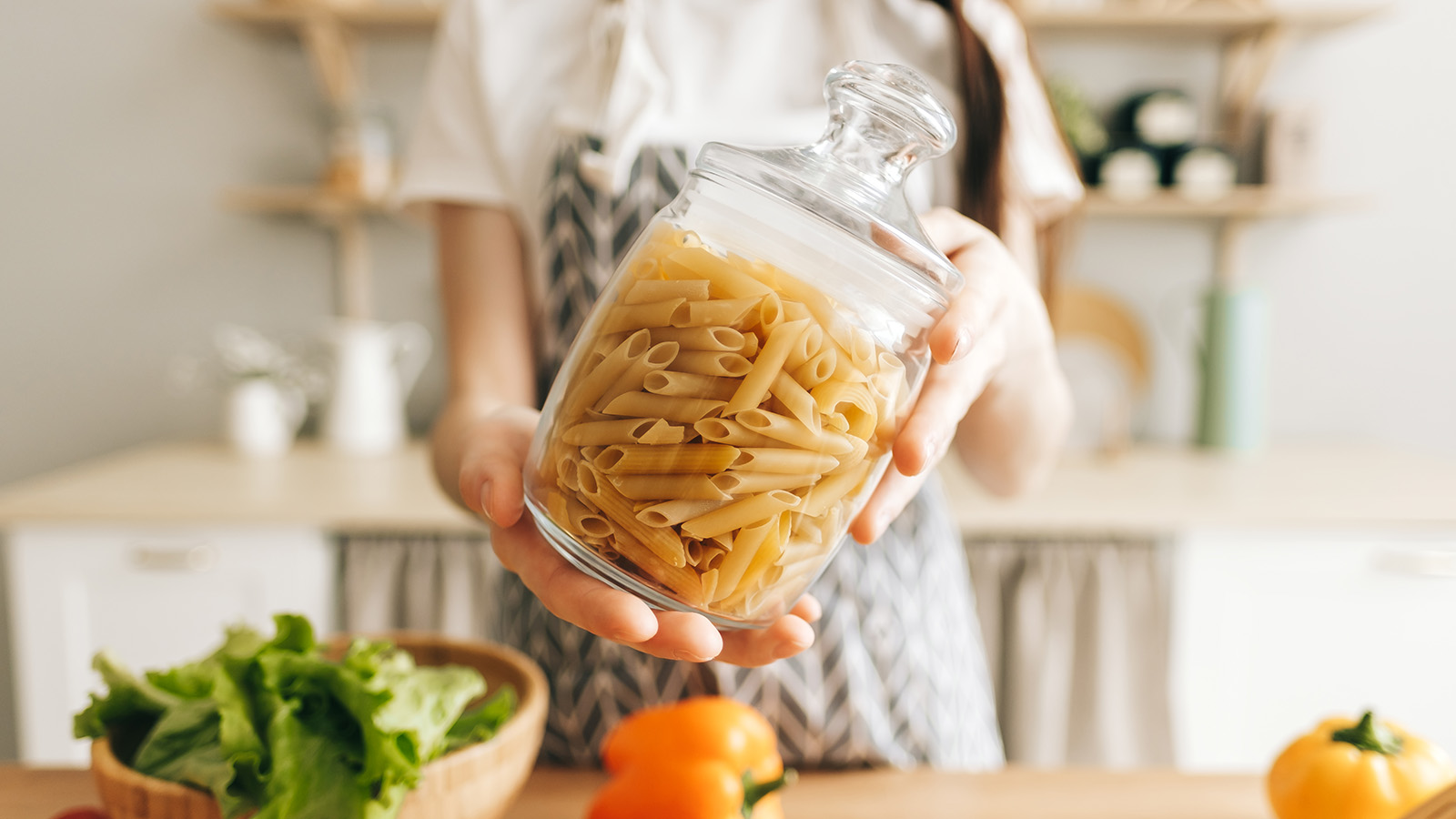 Итальянскую пасту готовят из семолины, муки твердых сортов пшеницы, а макароны в привычном для нас понимании могут быть и из мягких