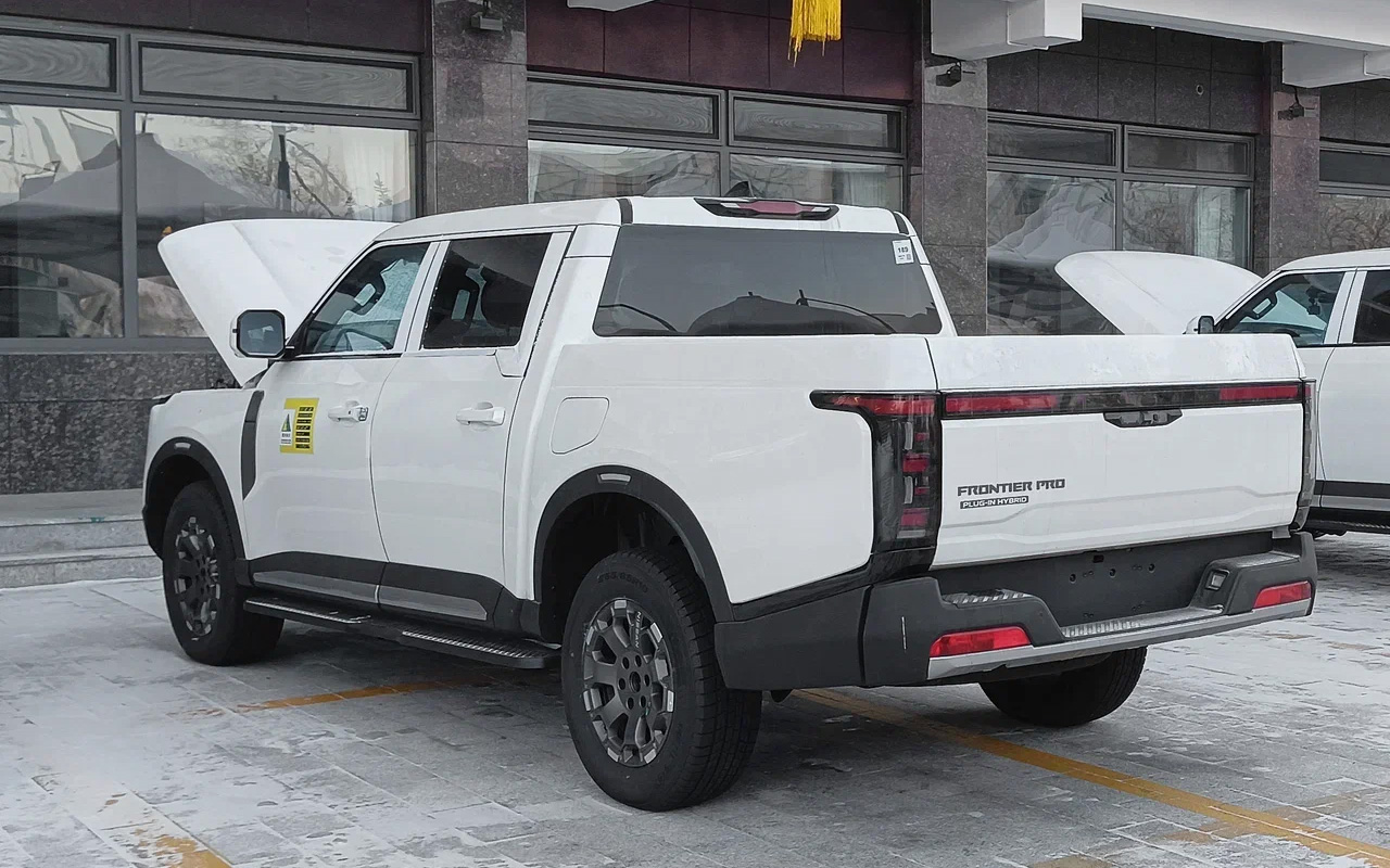 Грех не шпионить, когда у отеля рядами стоят испытуемые. Пикап Frontier Pro &mdash; первый Nissan, целиком созданный в Китае. Выпускается заводом Zhengzhou Nissan с прицелом на глобальный рынок