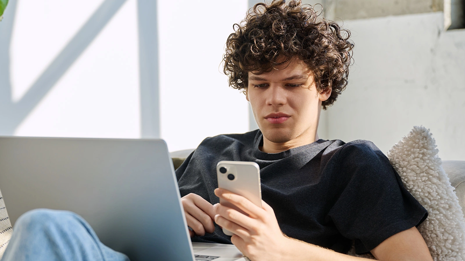 Зумеры много времени сидят в соцсетях. Вот сколько трафика они тратят