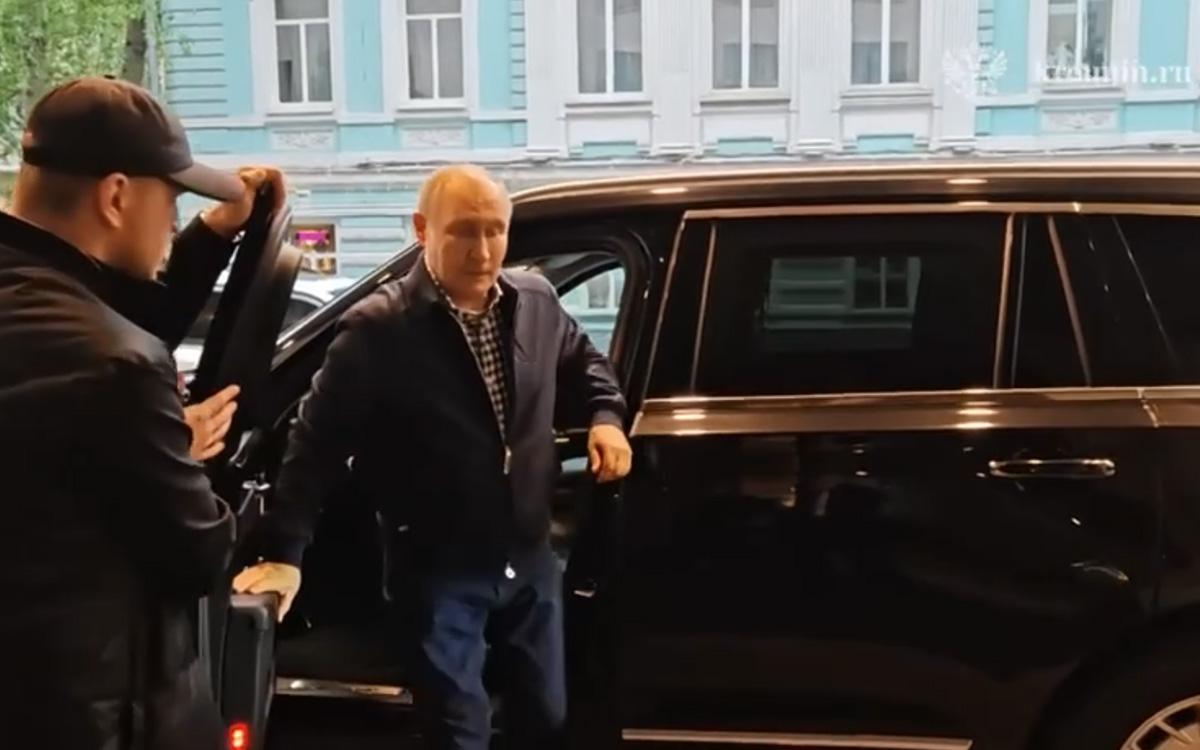 Путин за рулем Aurus Komendant заехал за своей учительницей. Видео