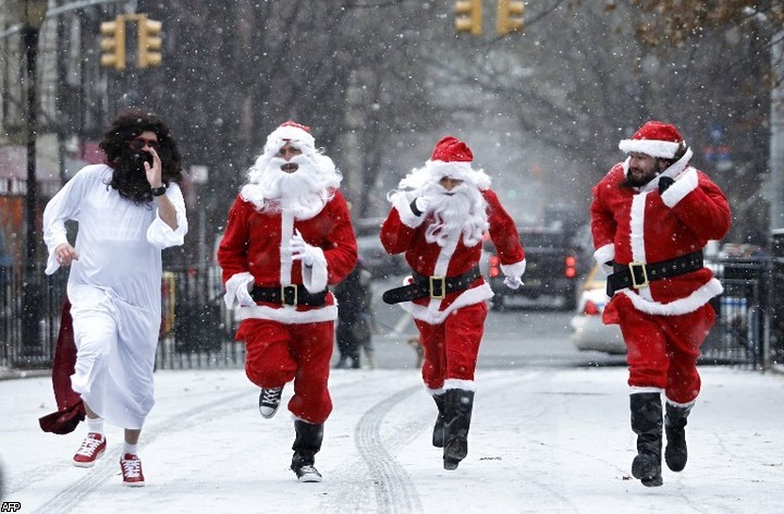 В США и Великобритании проходят фестивали Санта-Клаусов