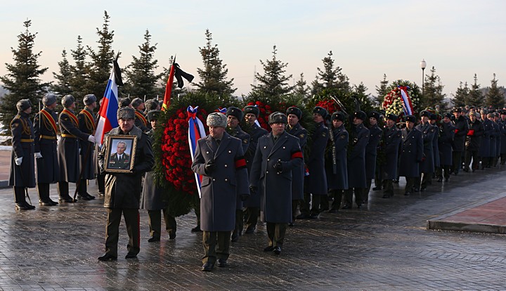 М.Калашникова похоронили под залпы АК-47