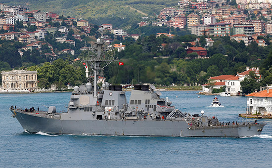 Ракетный эсминец ВМС США Porter&nbsp;в Босфоре, на своем пути к Черному морю.&nbsp;Турция, 6 июня 2016 года


