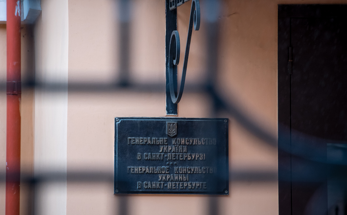 Табличка на здании генерального консульства Украины в Санкт-Петербурге