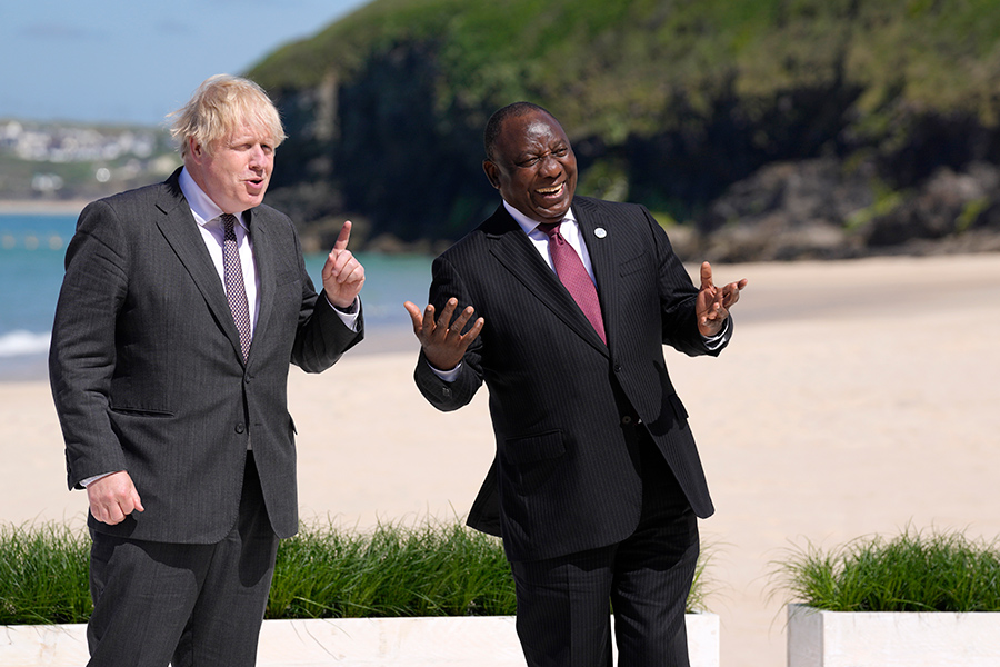 Премьер-министр Великобритании Борис Джонсон и президент ЮАР Сирил Рамафоса



