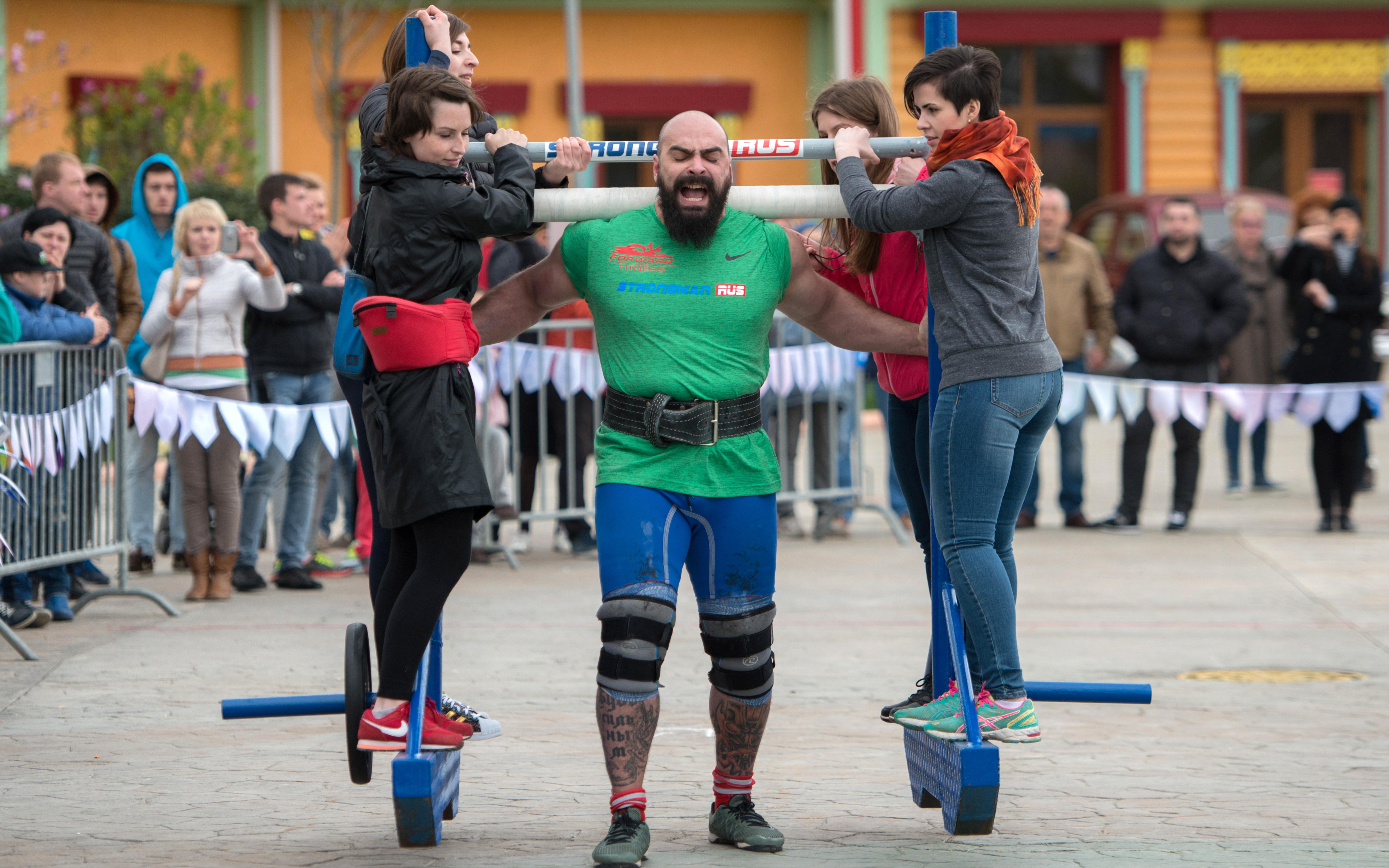 Руслан Пустовой во время соревнований по силовому экстриму