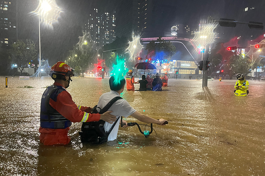Спасатели в Шэньчжэне помогают выбраться застрявшим местным жителям