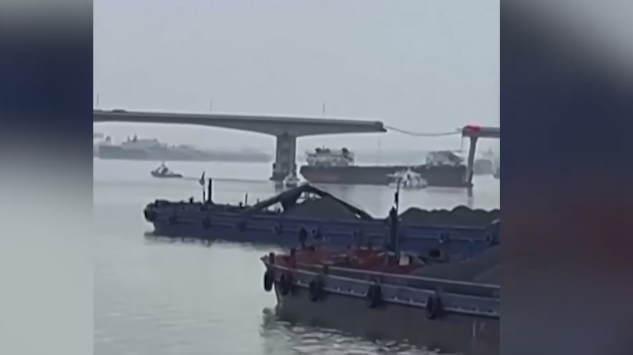 В Китае автобус упал в канал после столкновения судна с опорой моста