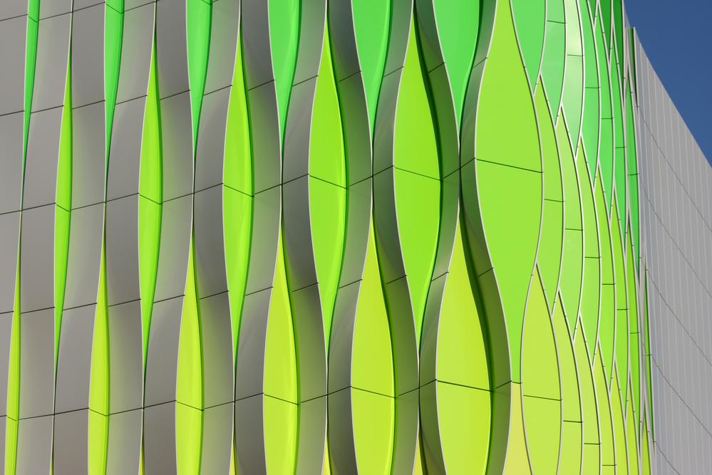 Алюминиевые панели на фасаде лаборатории университета в Гронингене (Нидерланды) в зависимости от угла зрения создают оптический эффект, открывая яркие вставки светло-желтого и зеленого цветов