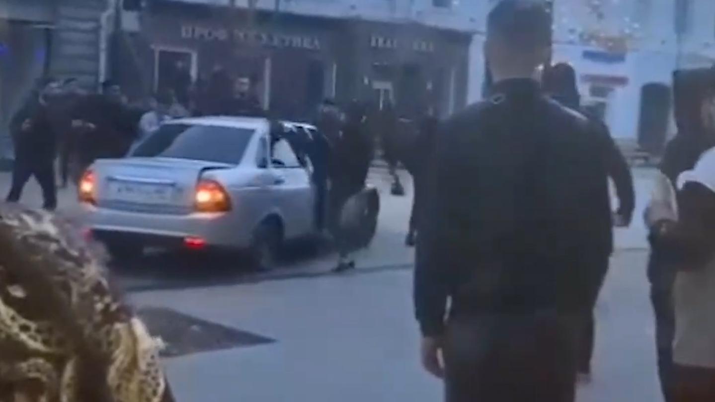 В центре Саратова водитель попытался задавить участников массовой драки
