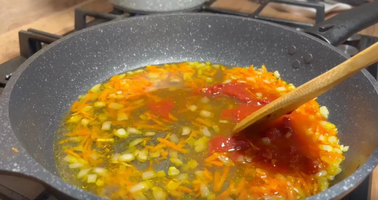 Выложите овощи на сковороду