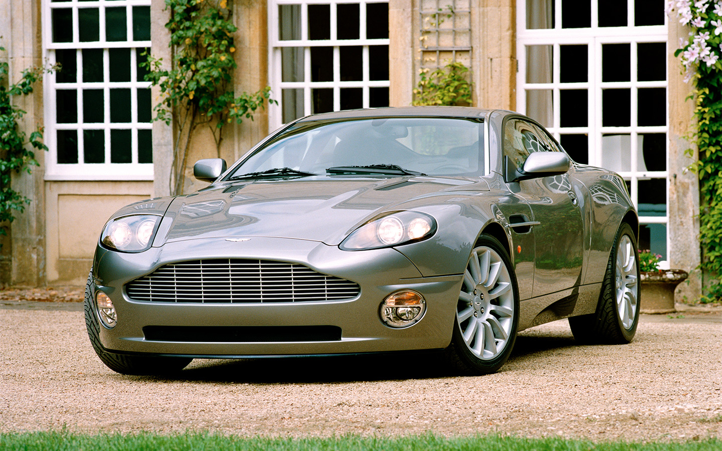 Aston Martin V12 Vanquish Эдвард использовал для редких выездов по&nbsp;&laquo;особым&raquo; случаям