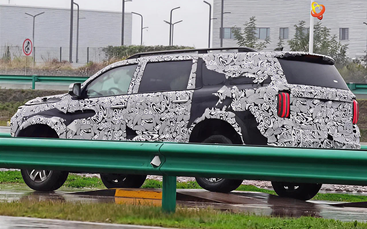 Китайцы назвали предварительные параметры своего JS9: длина &mdash; 5200 мм, ширина &mdash; 1965 мм, высота &mdash; 1920 мм (плюс-минус 20 мм). Большой автомобиль, крупнее, чем Mitsubishi Pajero Sport