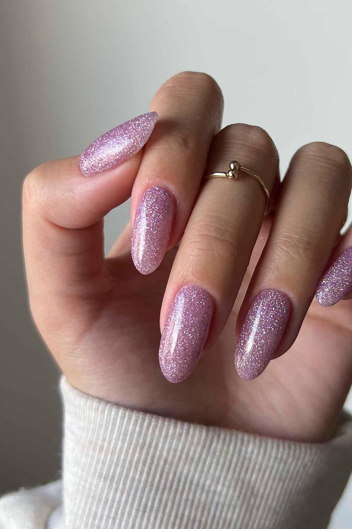 Блестки в маникюре добавляют праздничного настроения