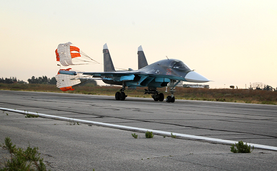 Российский самолет СУ-34 на аэродроме около Латакии.&nbsp;1 октября 2015 года
