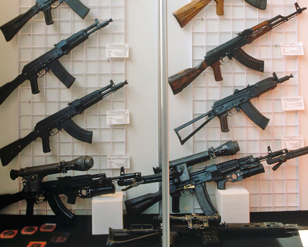 Автоматы Калашникова на оружейной выставке в Сокольниках