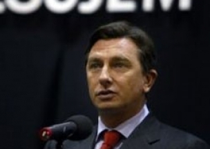 Премьер-министр Словении почистил бутсы футболистов сборной