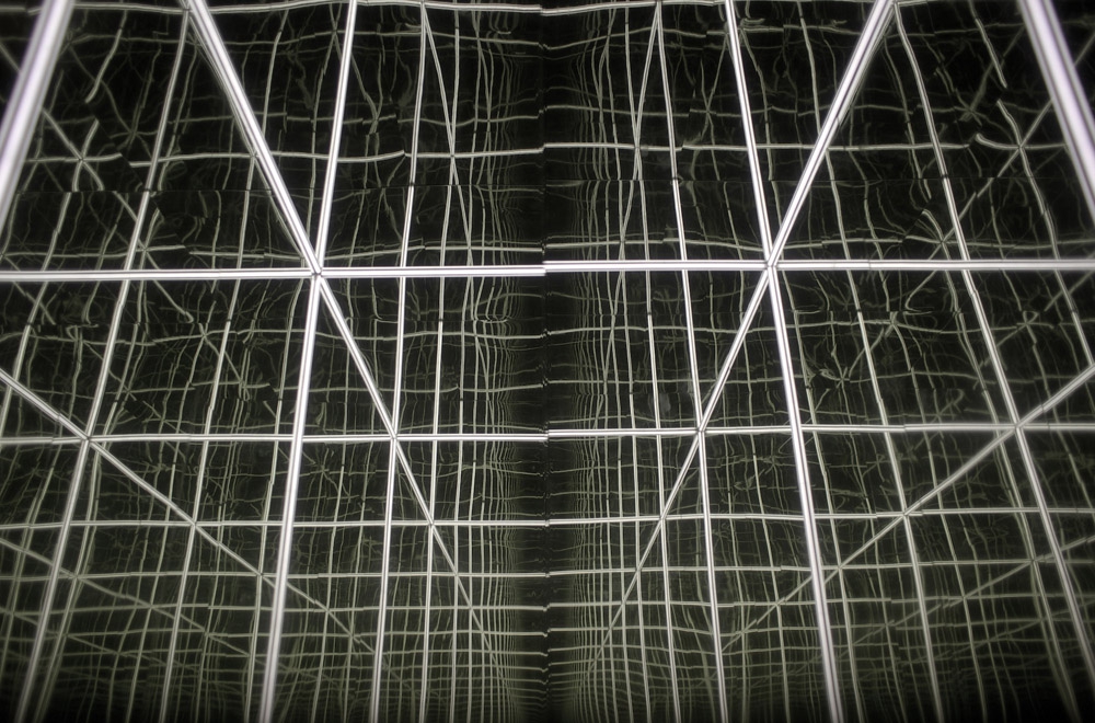 «Купель», в которой расположилась инсталляция из трех кубических объемов с зеркалами и темными поверхностями, создающими бесконечность