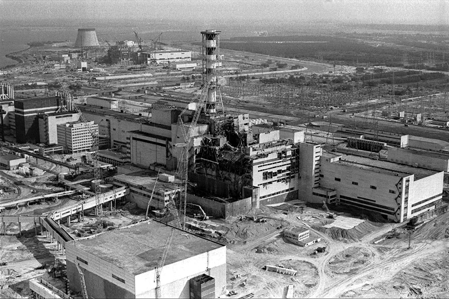 Объект: Чернобыльская&nbsp;АЭС, Украинская ССР

Дата: апрель 1986 года

Что произошло:  во&nbsp;время эксперимента по&nbsp;использованию кинетической энергии ротора турбогенератора как&nbsp;резервного источника энергии для&nbsp;нужд станции мощность энергоблока была снижена до&nbsp;минимальной, но&nbsp;затем из-за&nbsp;технических особенностей реактора начала резко возрастать, что&nbsp;привело к&nbsp;серии взрывов.

Последствия: авария на&nbsp;ЧАЭС стала самой крупной в&nbsp;истории атомной энергетики, сопоставимой лишь&nbsp;с&nbsp;катастрофой на&nbsp;АЭС &laquo;Фукусима-1&raquo; в&nbsp;Японии в&nbsp;марте 2011 года. Всего, по&nbsp;подсчетам Всемирной организации здравоохранения (ВОЗ) на&nbsp;2005&nbsp;год, жертвами аварии на&nbsp;ЧАЭС стали около&nbsp;4&nbsp;тыс. человек.
