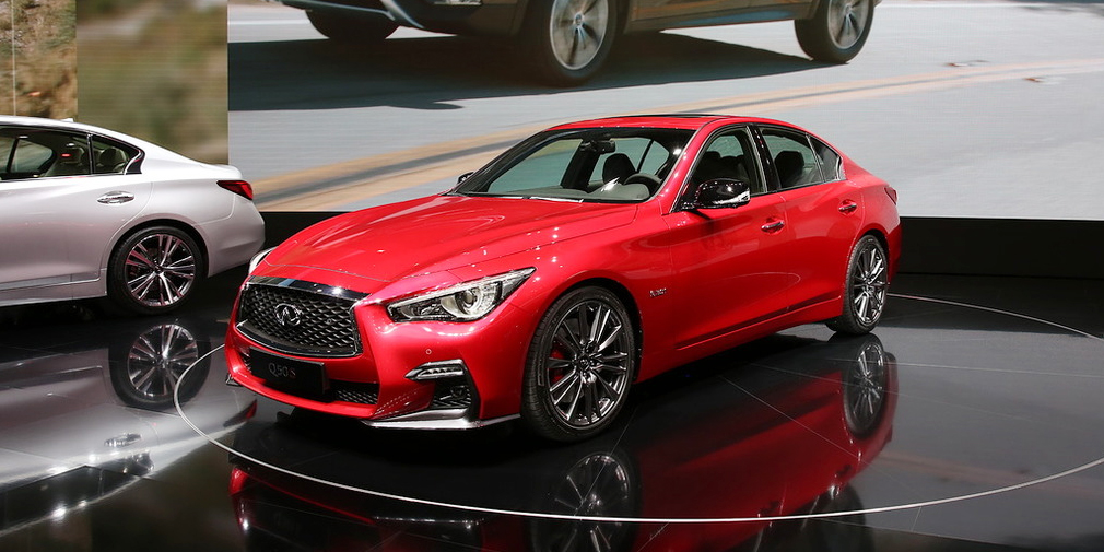 У обновленного седана Infiniti Q50 изменились бамперы, решетка радиатора, фонари. Версии Sport и Red Sport 400 теперь сильнее отличаются от базовых. В списке опций появилась мультимедийная система Infiniti InTouch Services с двумя сенсорными экранами. Q50 стал первым автомобилем марки с полуавтономной системой ProPILOT Assist, работающей в пределах одной полосы.