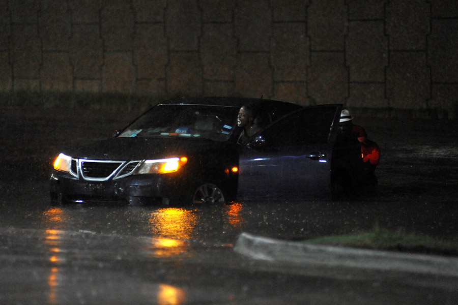В первые сутки после начала урагана в Техасе из-за подтоплений было закрыто около 250 дорог