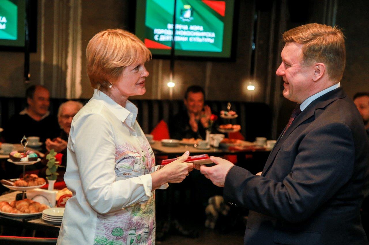 Директор Новосибирского областного Фонда сохранения и развития русского языка Людмила Монахова получает памятный знак