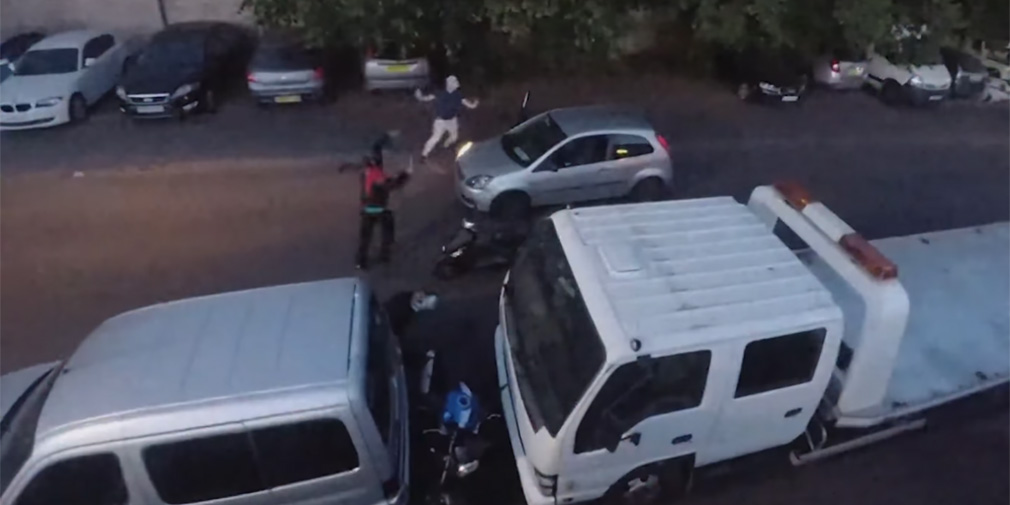 Видео: автомобилист предотвращает кражу мотоцикла