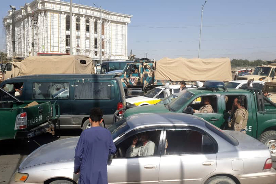 В Кабуле введен комендантский час с 21:00 для &laquo;пресечения беспорядков&raquo;. Патрули &laquo;Талибана&raquo; следят за улицами, боевики пообещали &laquo;строгое наказание&raquo; для тех, кто будет замечен с оружием