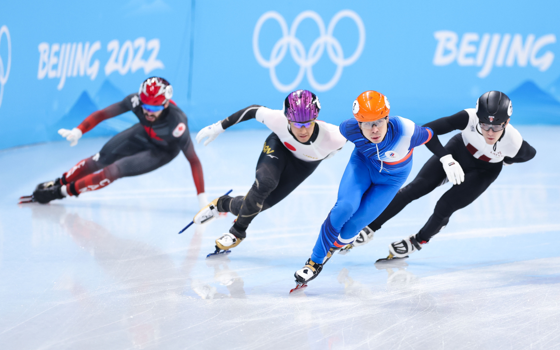 Бронзовый призер Олимпиады шорт-трекист Семен Елистратов (в оранжевом шлеме) во время финального заезда на 1500&nbsp;м
&nbsp;