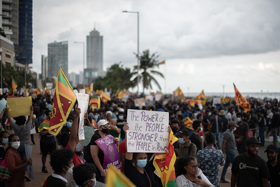 Протестующие собрались на набережной Галле-Фейс в Коломбо, 9 апреля
