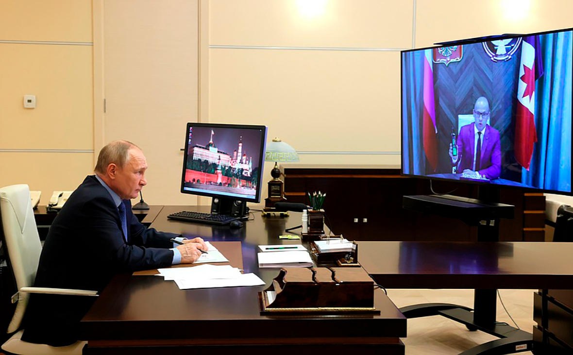 Владимир Путин (слева) во время&nbsp;видеовстречи&nbsp;с Александром Бречаловым