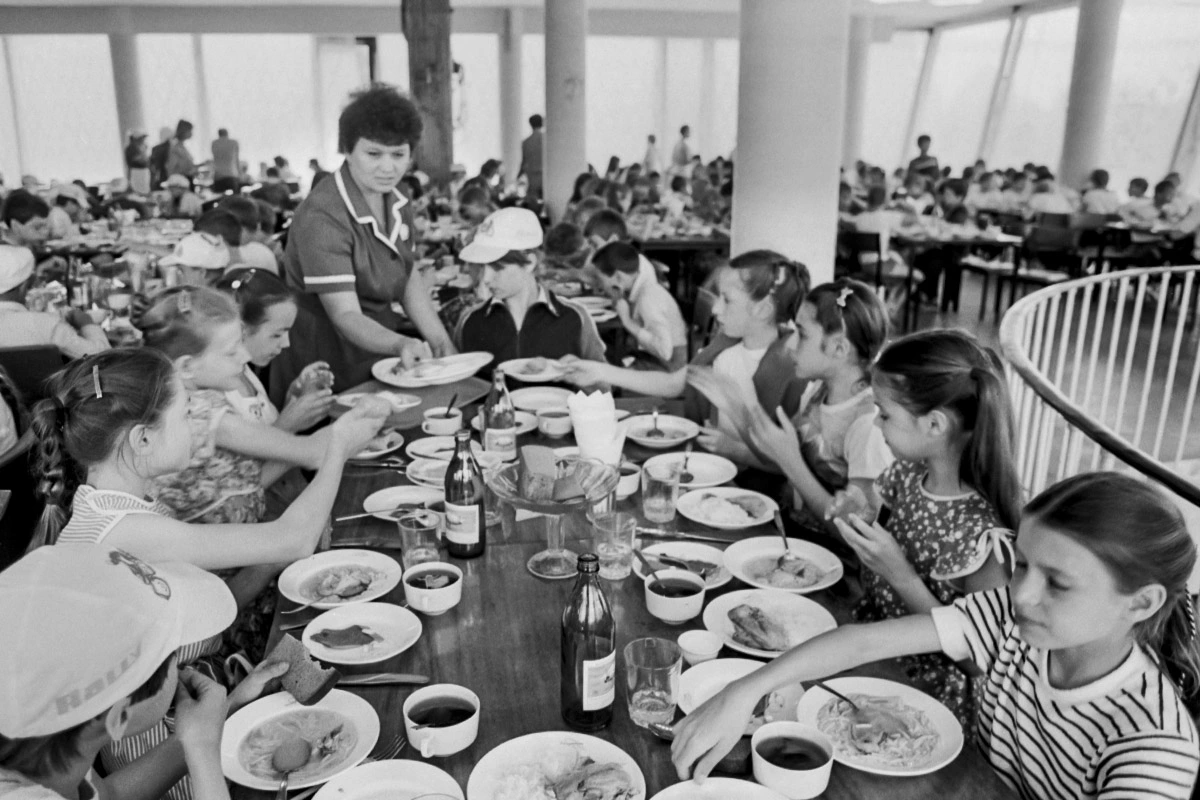 Школьники в столовой. 1985 год
