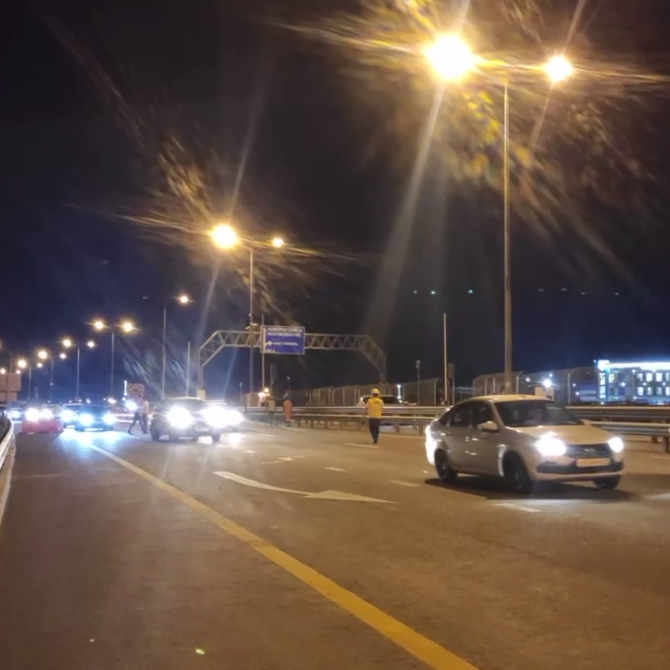 Кадры заезда первых автомобилей на Крымский мост