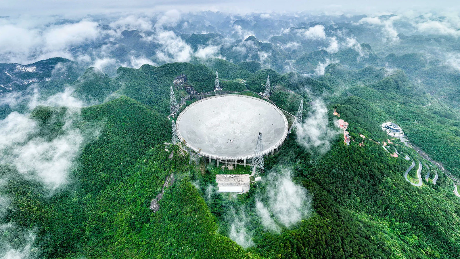 <p>Китайский радиотелескоп FAST</p>